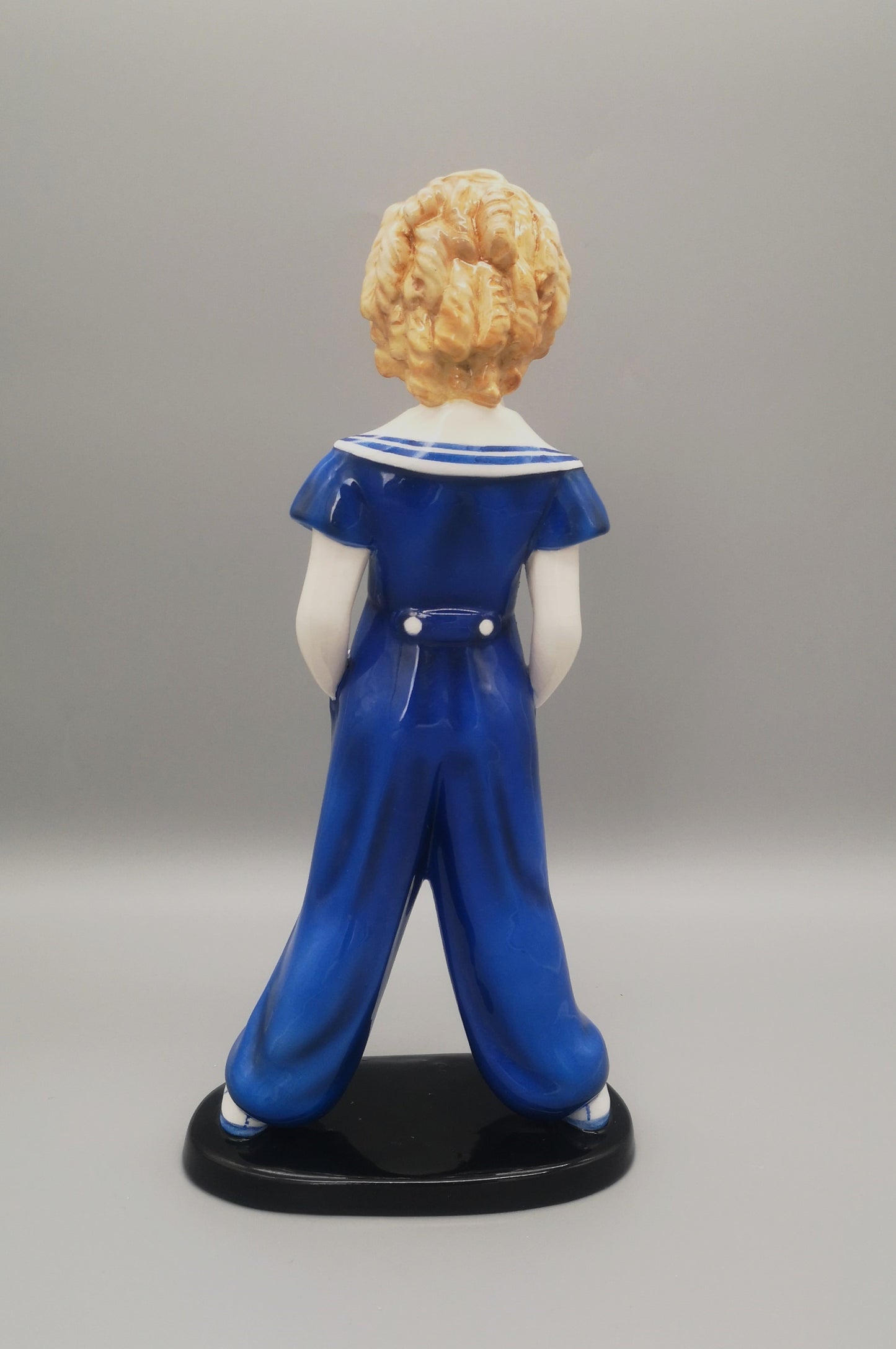 Goldscheider Figur - Junge in blauem Pyjama