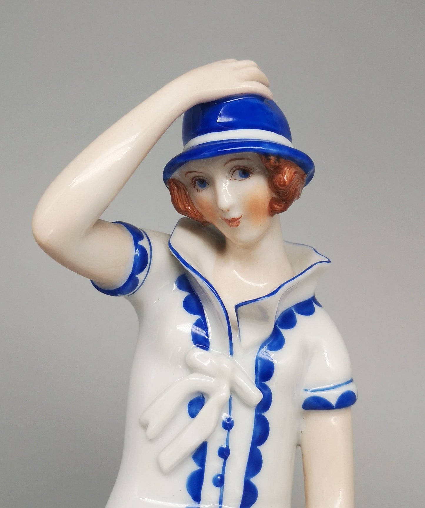 Augarten Porzellan Figur - "Mädchen im Sturm"