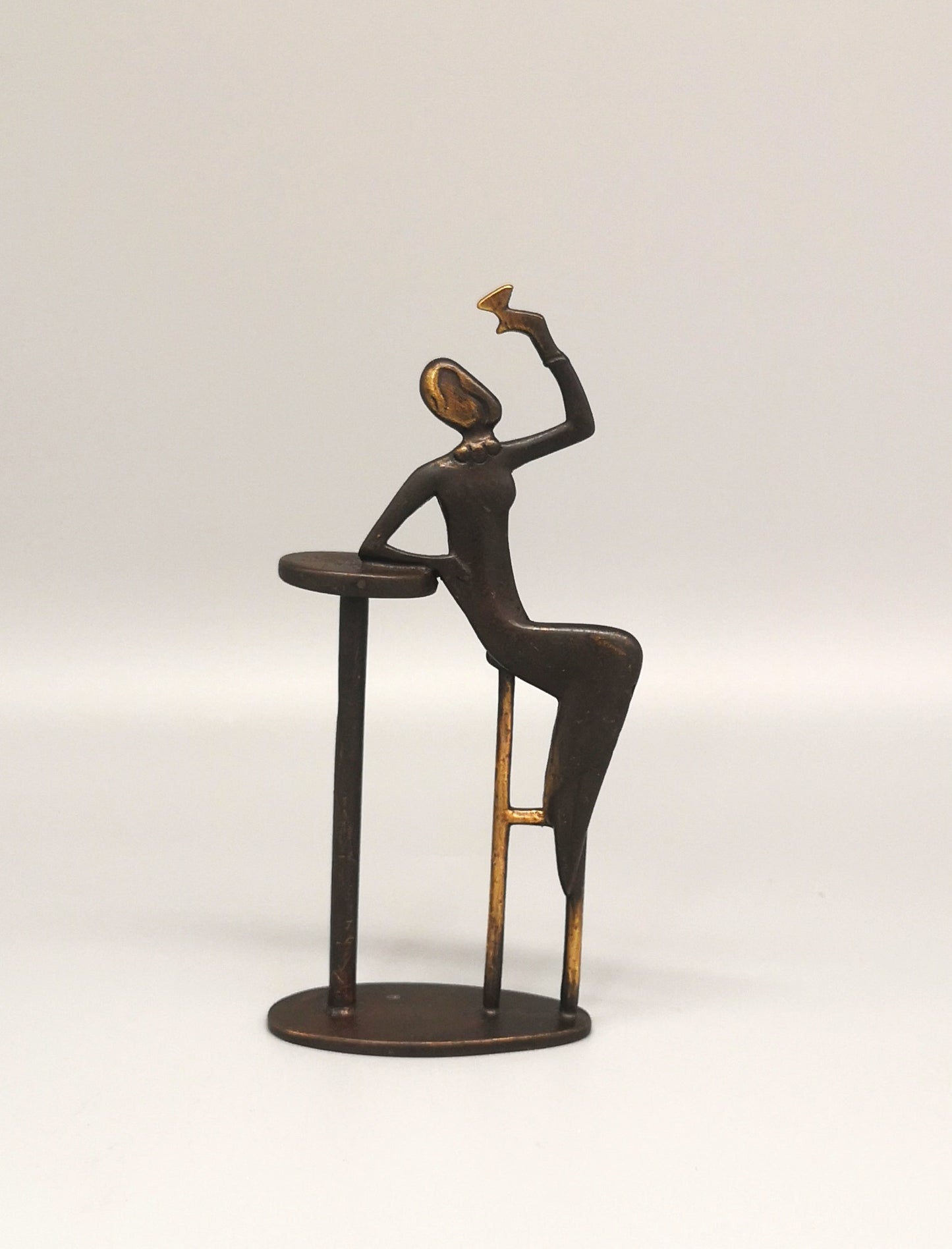 Werkstätte Hagenauer Dame an der Bar