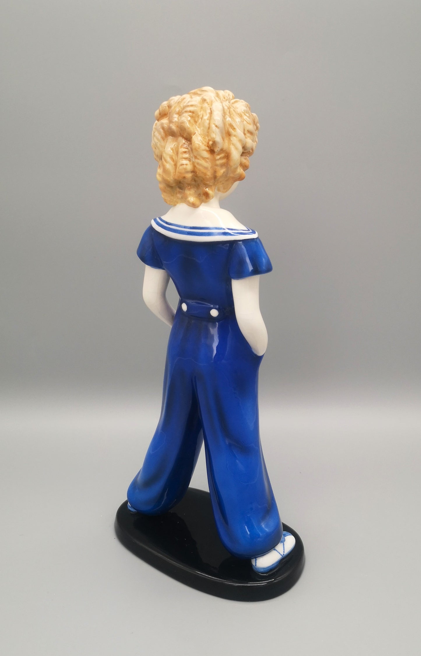 Goldscheider Figur - Junge in blauem Pyjama