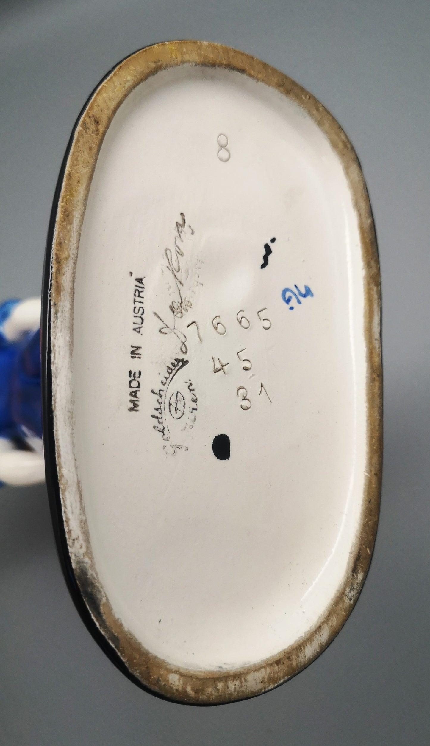 Goldscheider Figur - Junge in blauem Pyjama