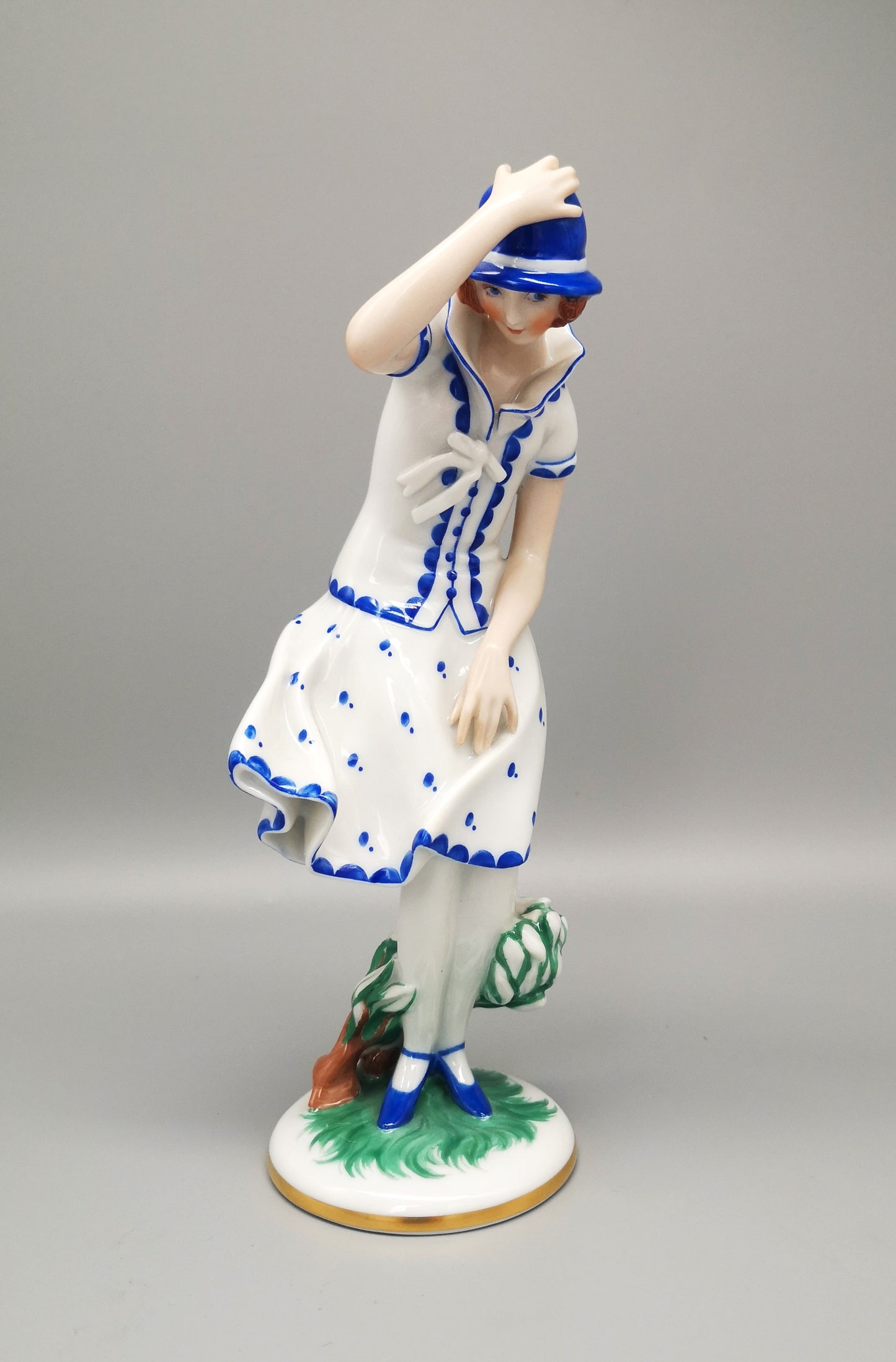 Augarten Porzellan Figur - "Mädchen im Sturm"