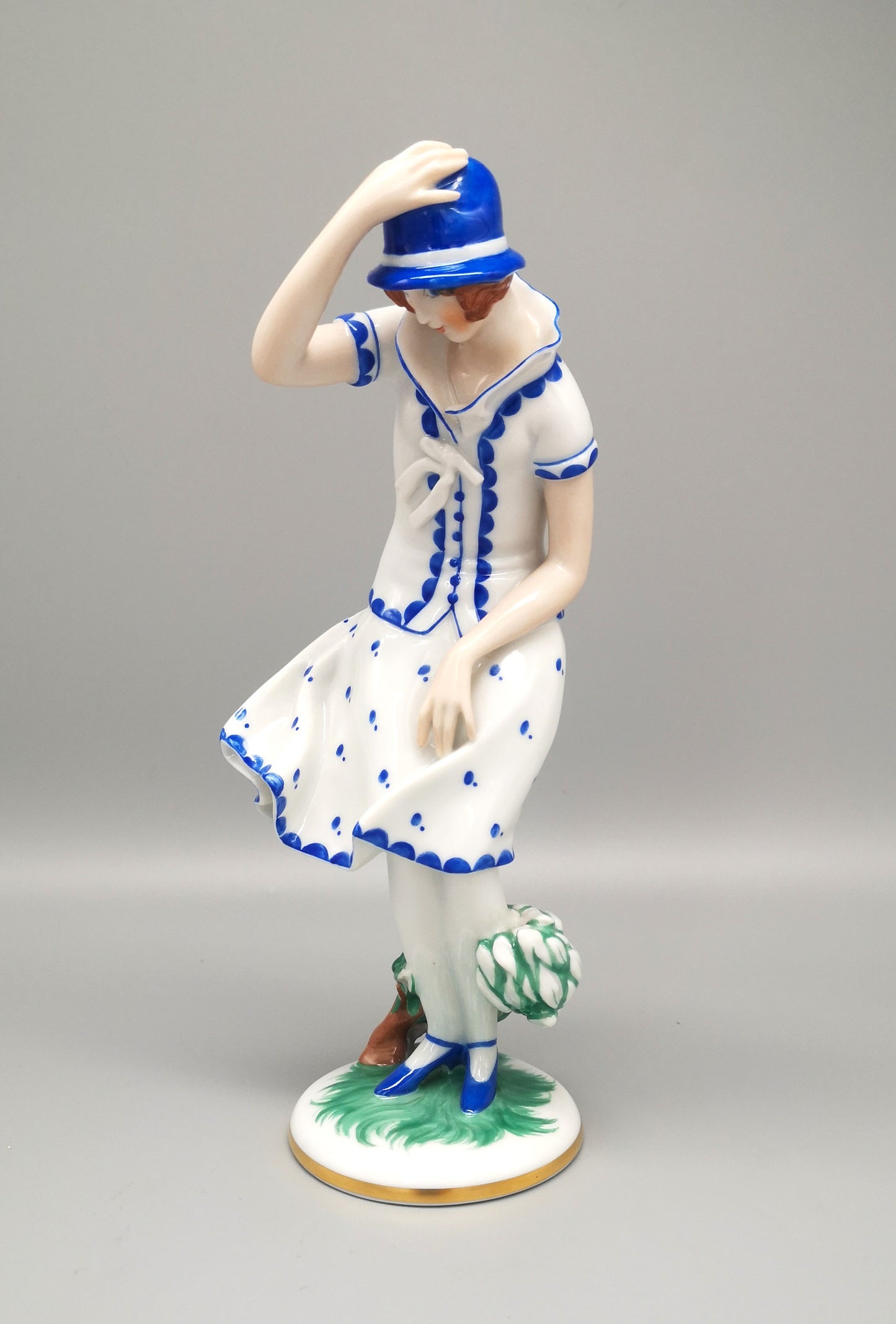 Augarten Porzellan Figur - "Mädchen im Sturm"