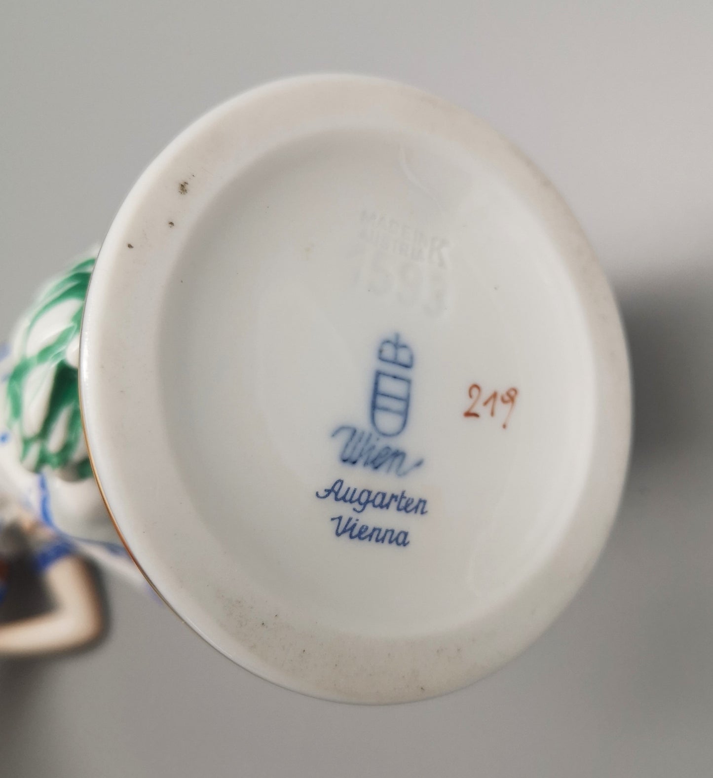 Augarten Porzellan Figur - "Mädchen im Sturm"